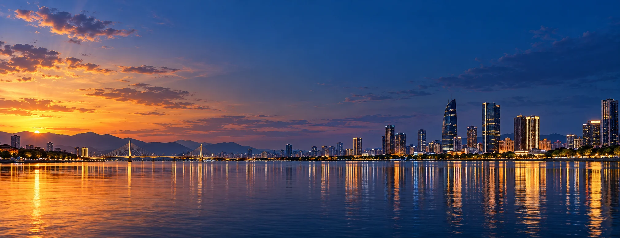 Thành phố ven sông chuyển từ hoàng hôn sang buổi tối